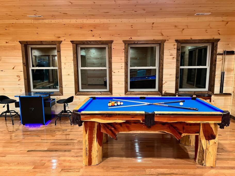 * * 4 Master Bedrooms, Views, Theater, Arcade, Evc 개틀린버그 외부 사진