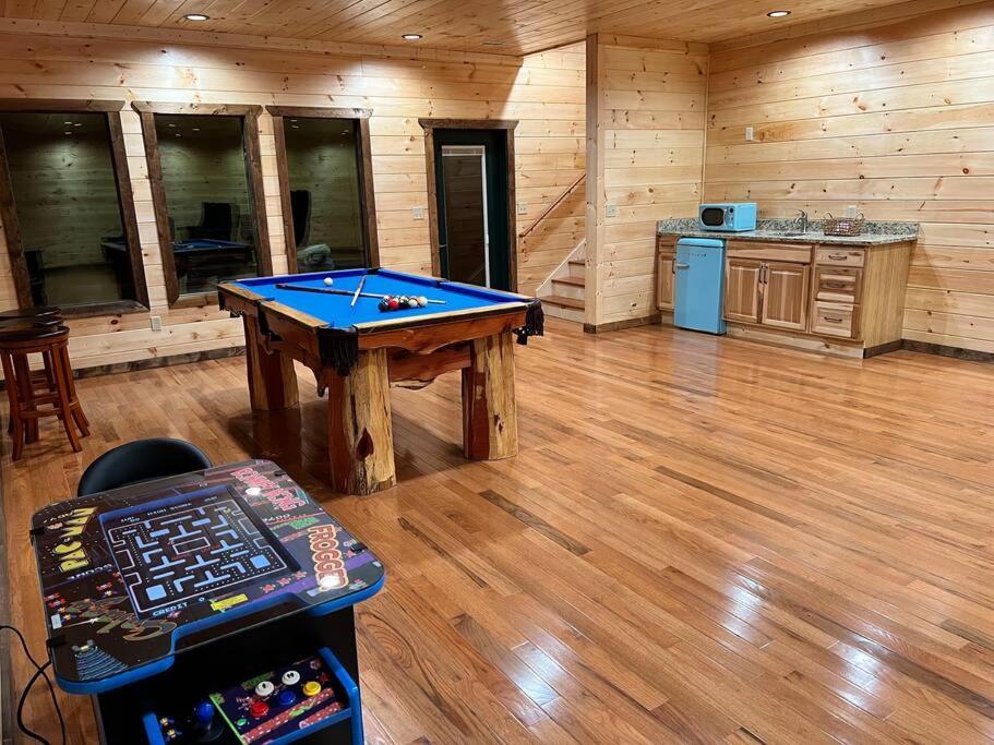 * * 4 Master Bedrooms, Views, Theater, Arcade, Evc 개틀린버그 외부 사진