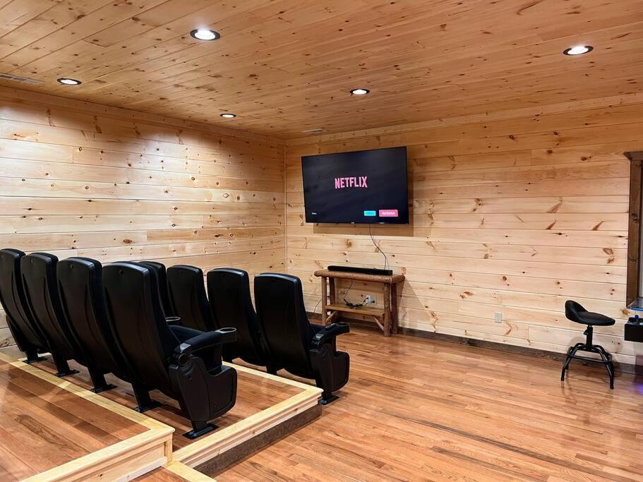 * * 4 Master Bedrooms, Views, Theater, Arcade, Evc 개틀린버그 외부 사진