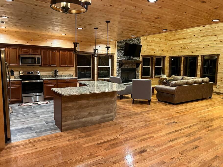 * * 4 Master Bedrooms, Views, Theater, Arcade, Evc 개틀린버그 외부 사진