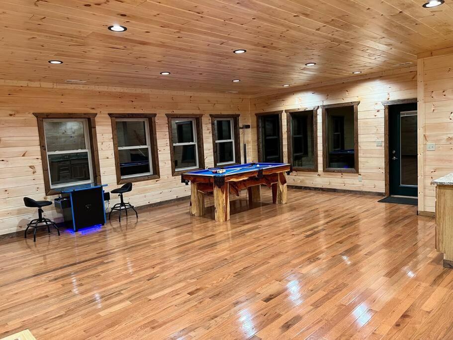 * * 4 Master Bedrooms, Views, Theater, Arcade, Evc 개틀린버그 외부 사진