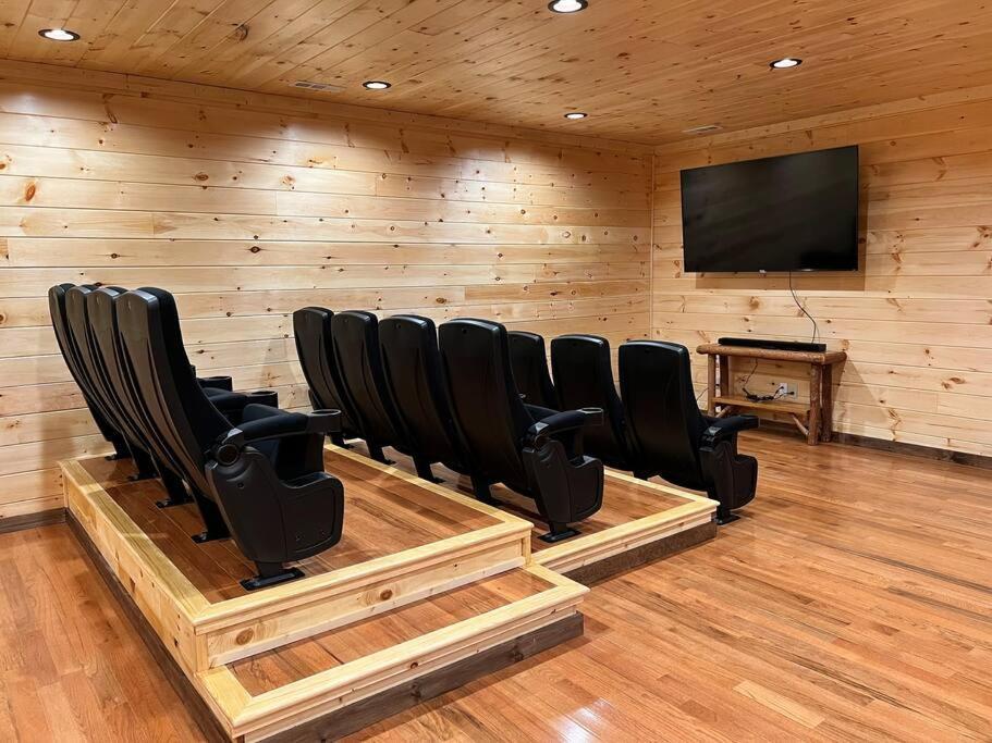 * * 4 Master Bedrooms, Views, Theater, Arcade, Evc 개틀린버그 외부 사진